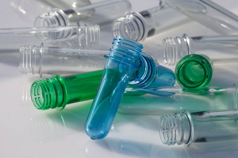 Preforms aus Recycling-PET. Kleine Vorformlinge aus Recycling-PET.