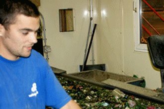 Manuelle Aussortierung von Fremdkörpern. Ein Mann sortiert Fremdkörper manuell aus.