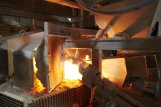 Schmelzen von Glas Glas wird geschmolzen im Ofen.