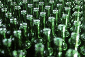 Abkühlung der neuen Glasflaschen Die geformten Glasflaschen werden abgekühlt.