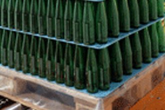 Transportverpackung von Glasflaschen Die Flaschen werden für den Transport verpackt.