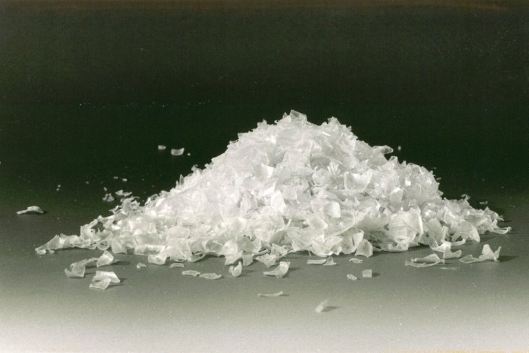 Flakes aus Recycling-PET. Kleine Flocken aus Recycling-PET.