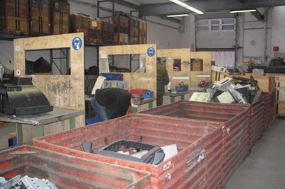 Mulden mit elektrischen und elektronischen Geräten. 