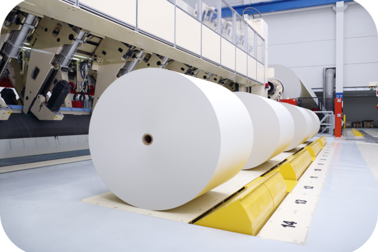 Grosse verarbeitete Papierrollen in einer Produktionshalle