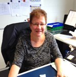 Stefanie_Strebel_Dübendorf Frau sitzt am Schreibtisch an der Tastatur