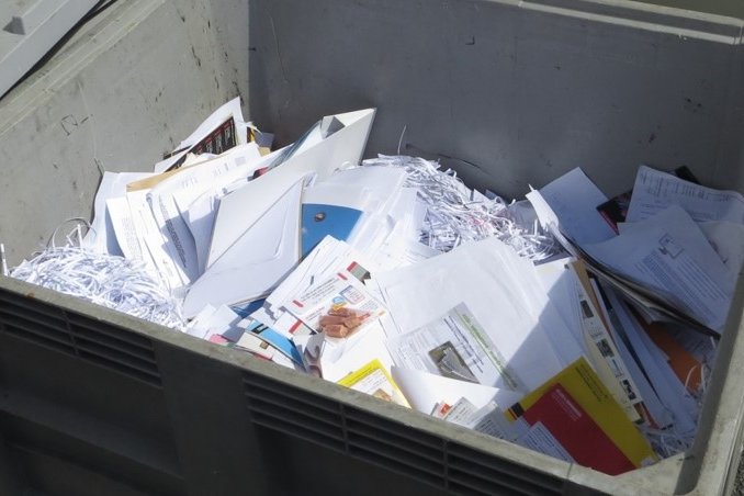 Halbgefüllter Container mit Altpapier