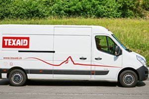Transportwagen holt die Altkleider ab