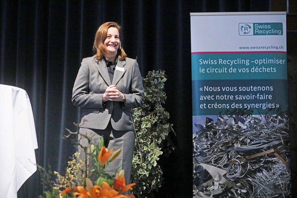Vorträge und Fachpersonen Frau steht auf Podium und spricht zu Publikum
