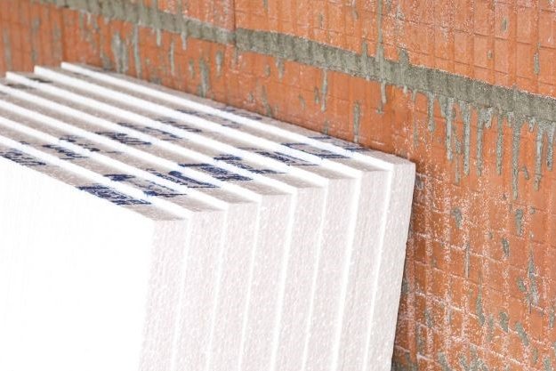 Styropor als Baumaterial. Styropor-Platten an einer Hauswand.
