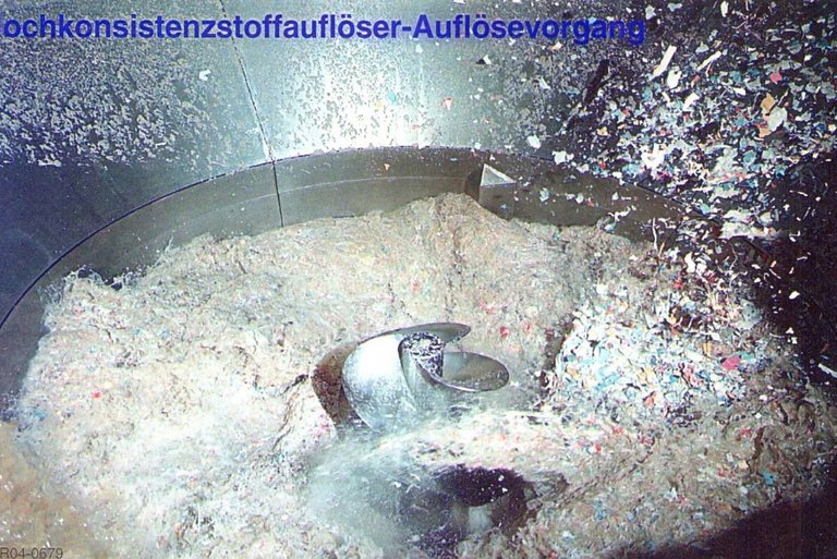 Papier wird mit Wasser gemischt und umgerührt.