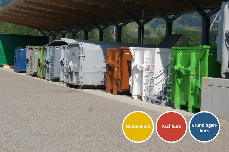 Recyclinghof mit grossen farbigen Containern