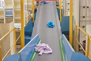 Sortierband trennt die Textilien