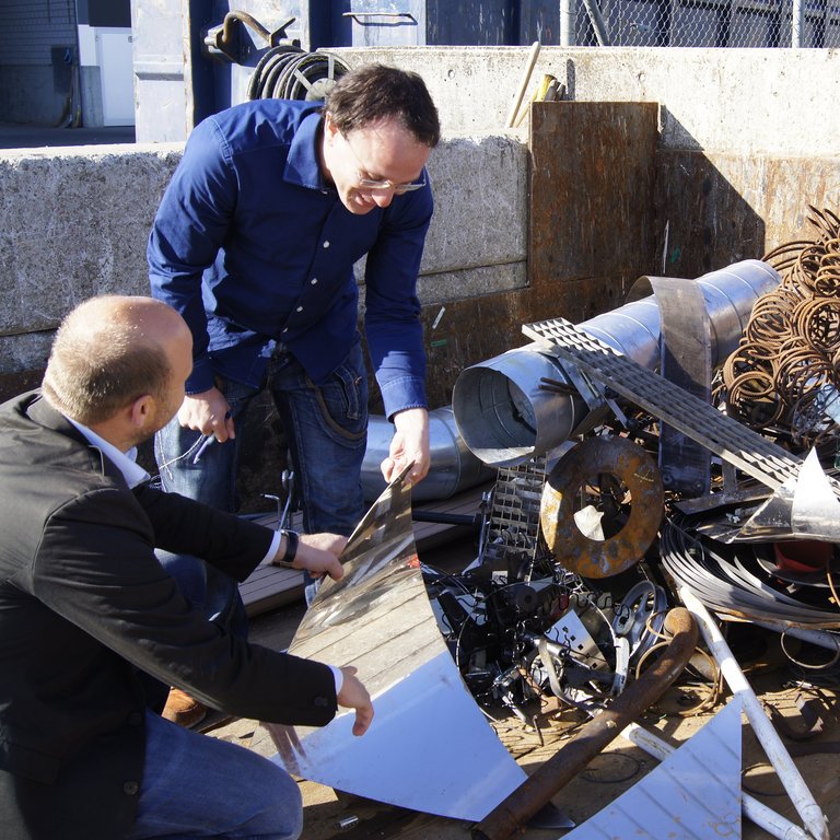 Ein Bild welches zwei Männer auf einer Sammelstelle zeigt