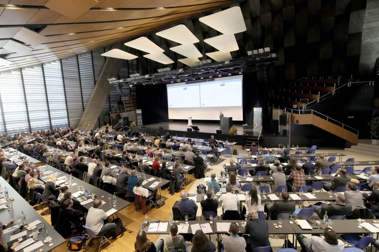 Viele Menschen sitzen in einem Saal
