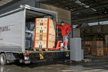 Transport von EE-Geräten mit dem Lastwagen. 