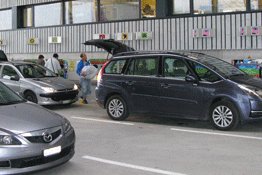 Auto an öffentlicher Sammelstelle. 