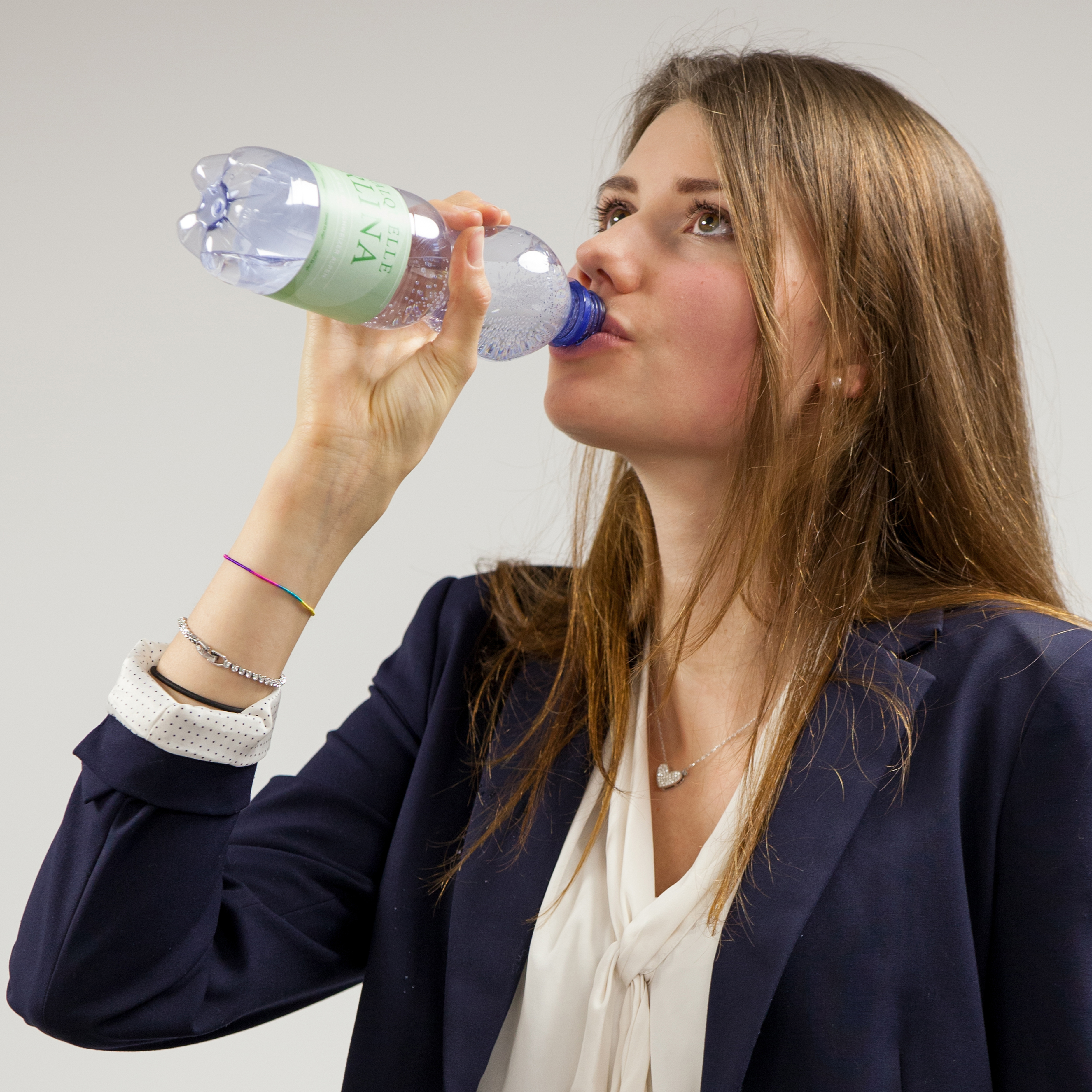 Frau trinkt aus PET-Getränkeflasche.